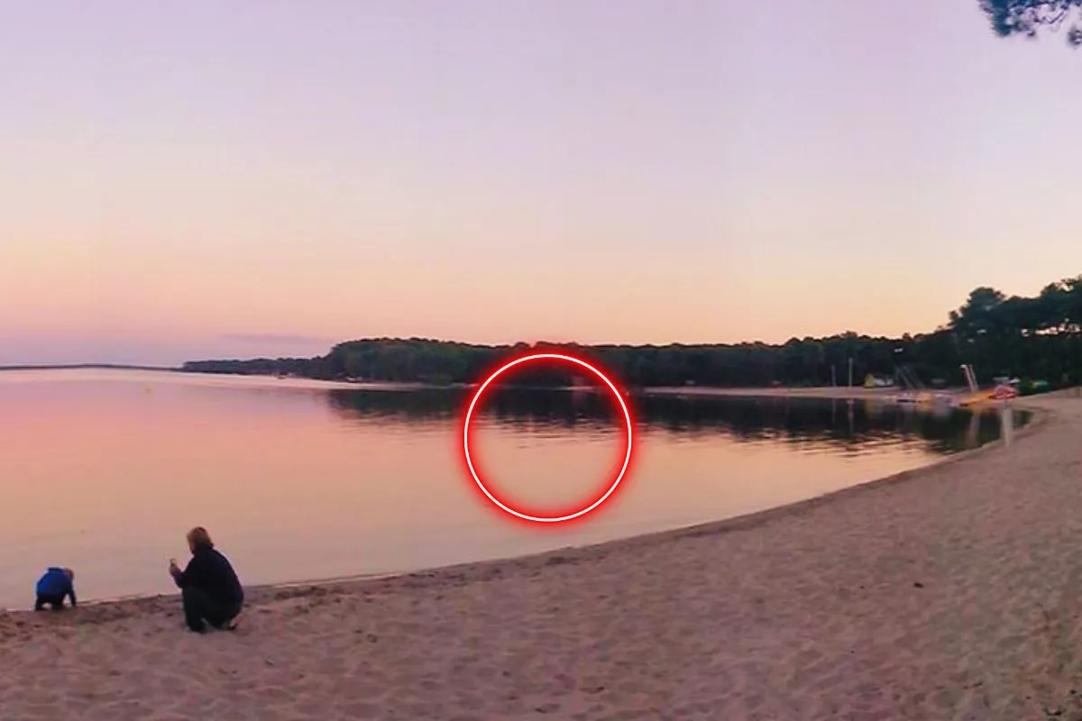 En France la pire crainte des baigneurs dans les lacs n'est pas le requin mais une menace beaucoup plus sournoise et invisible : les cyanobactéries