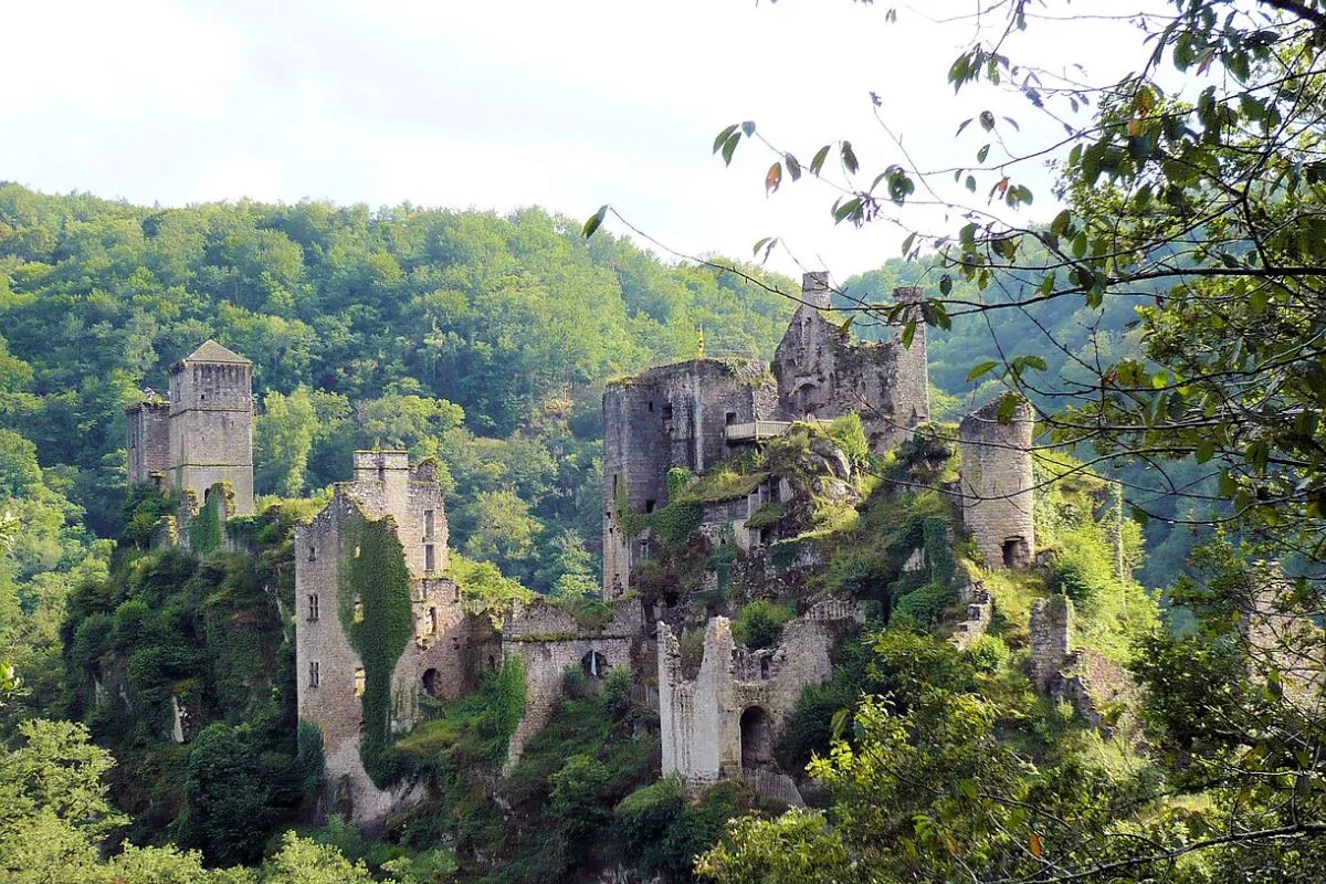 Ce lieu unique de Nouvelle-Aquitaine attire 25 000 visiteurs chaque année grâce à son record mondial de la plus haute densité de châteaux au km² 