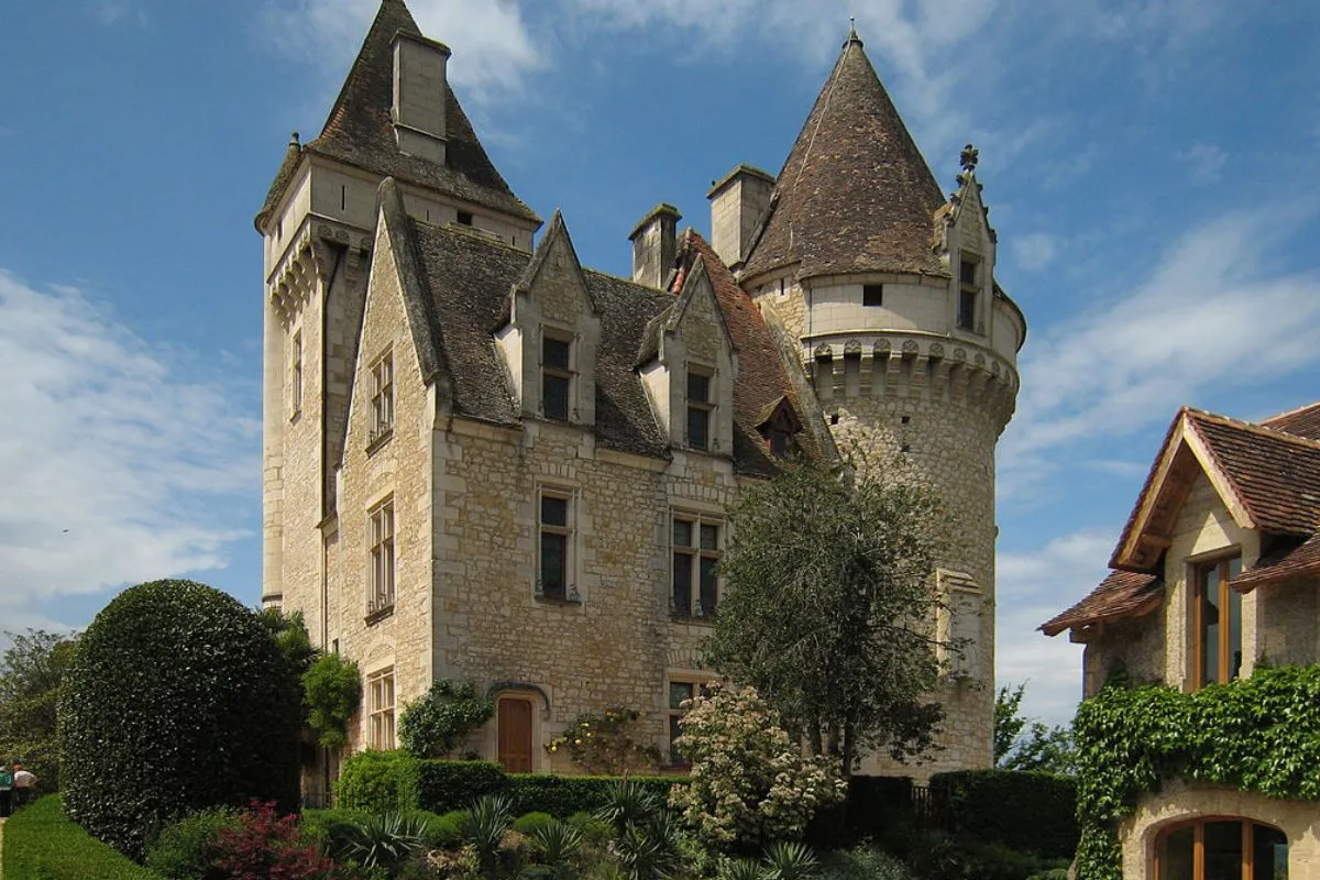 L’ancien château de Joséphine Baker dissimulait un véritable « trésor » rarissime qui a estomaqué les archéologues en 2018 : un cardiotaphe    