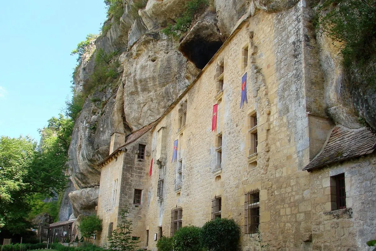 La Maison Forte de Reignac, dernier représentant français des forteresses troglodytiques en Nouvelle-Aquitaine