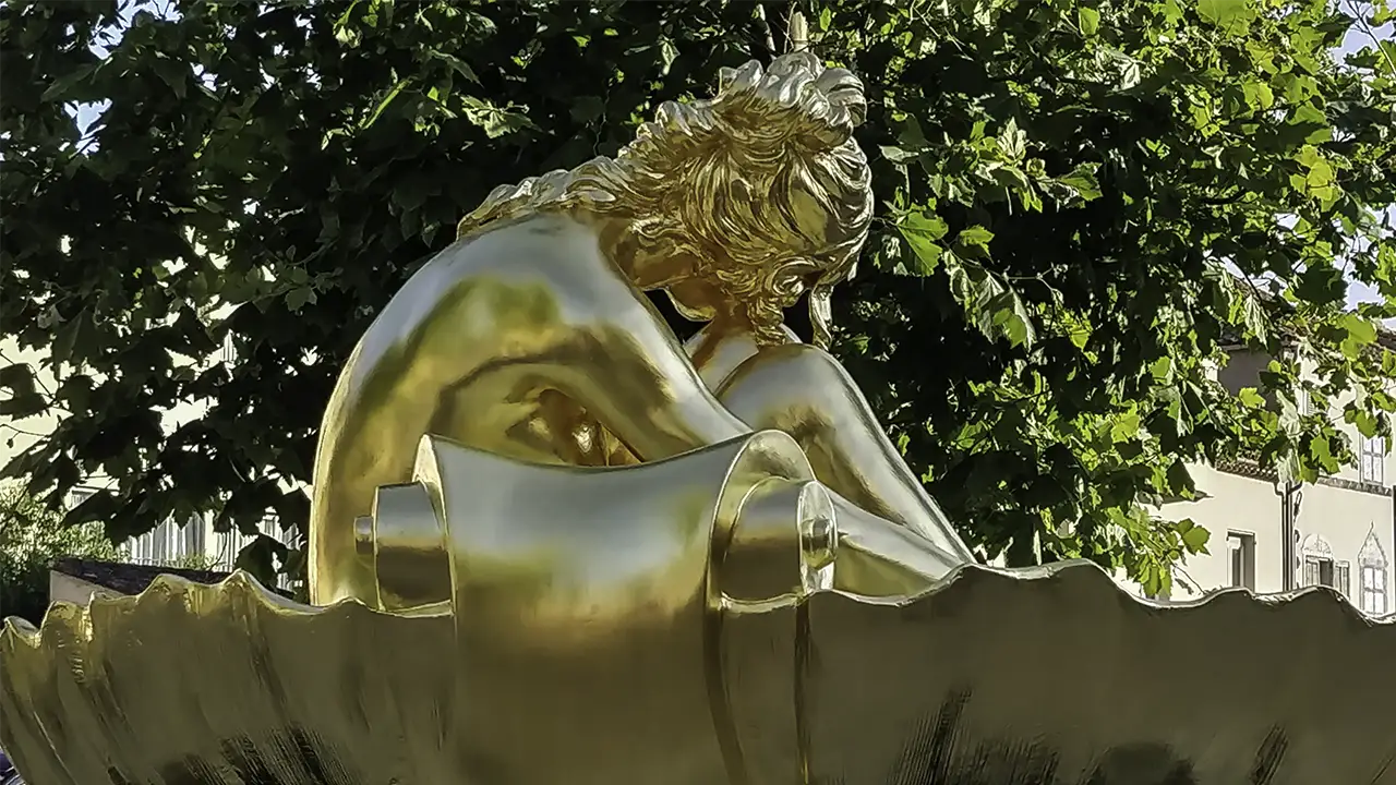 Statue de Brigitte Bardot réalisée par Milo Manara, à Saint-Tropez, place Blanqui  - Reportage photos  article © VatarDeJ