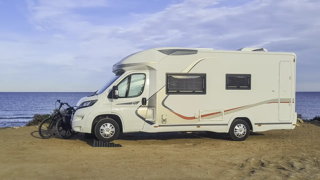 Avec près d'un million de nuitées de camping-caristes dans Les Landes, où se poser autour des lacs au sud du Bassin d'Arcachon