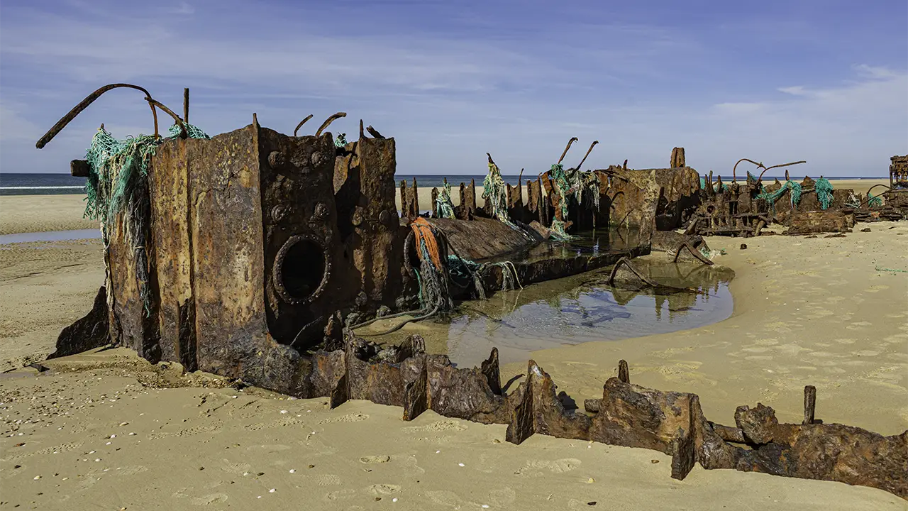 Depuis un épisode tragique il y a 49 ans, cette plage de Nouvelle-Aquitaine abrite une des épaves les mieux conservée de France 