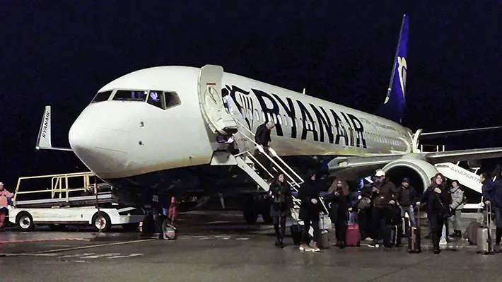 Un avion de al compagnie aérienne Ryanair à Bordeaux-Mérignac  avant la suppression des lignes de l'aéroport