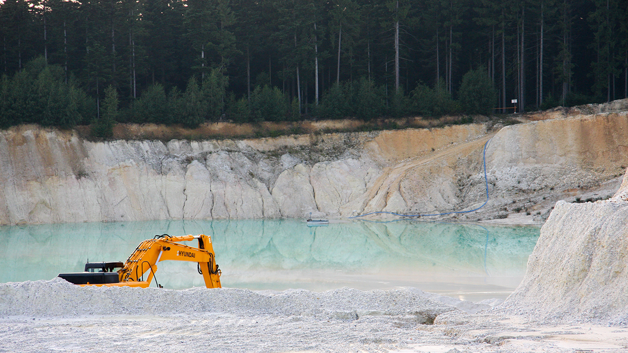 Une carrière d'extraction de kaolin en activité