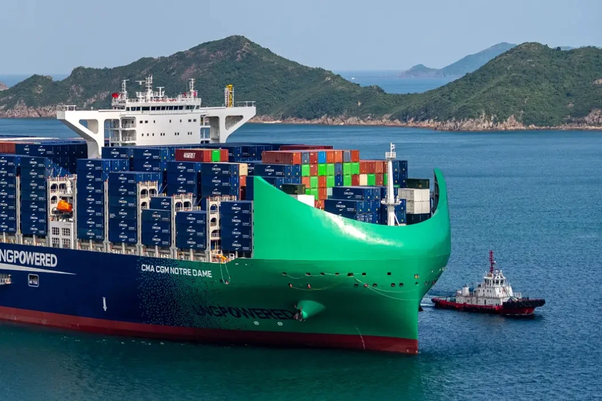 L'équivalent de 4 terrains de foot pour ce cargo géant qui détruit le record français, et il n'est que le 1er d'une série de 10 commandée par CMA CGM